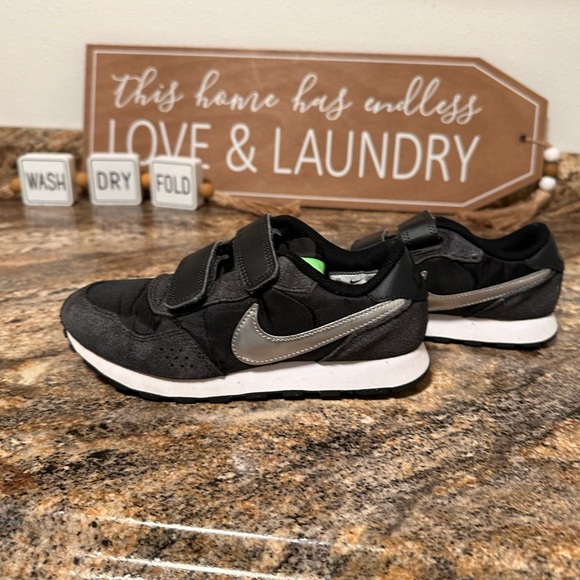 Nike Boys MD Valiant Velcro Shoes - Picture 1 of 5